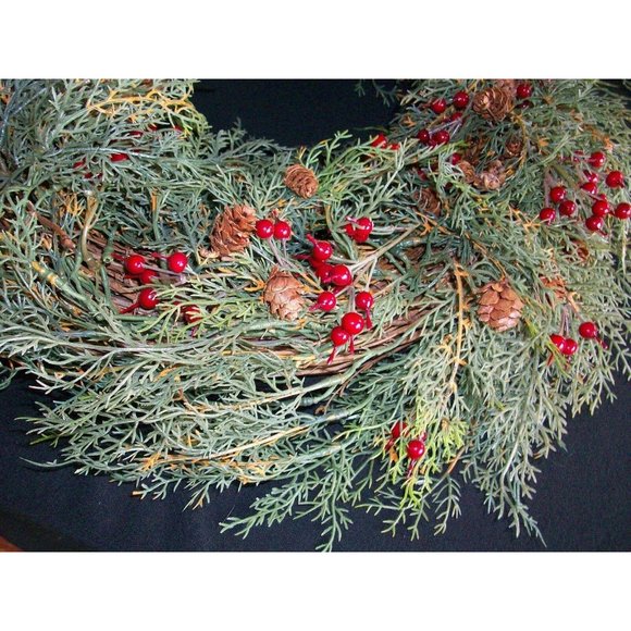 Artificial 18" Pine Christmas Wreath Holly Berries - Picture 2 of 6
